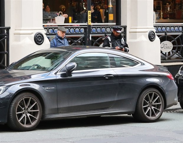 Tiền vệ của ManU đỗ chiếc Mercedes sang trọng quá giờ và đã bị xử phạt
