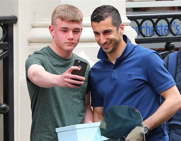 Dù vừa bị phạt nhưng Mkhitaryan vẫn vui vẻ chụp ảnh với người hâm mộ