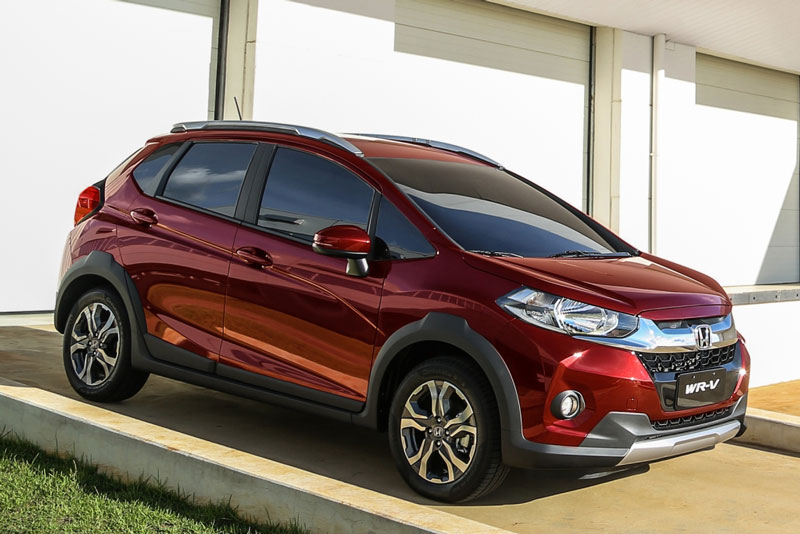 Honda WR-V được thiết kế dựa trên Honda Jazz nhưng kiểu dáng của nó hầm hố hơn nhờ gầm cao, thân xe thiết kế lại.
