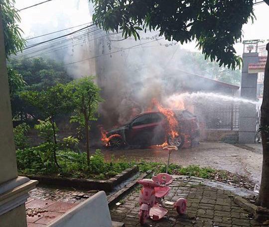 Chỉ trong chốc lát, chiếc ôtô 7 chỗ đã bị ngọn lửa bao trùm và thiêu rụi.