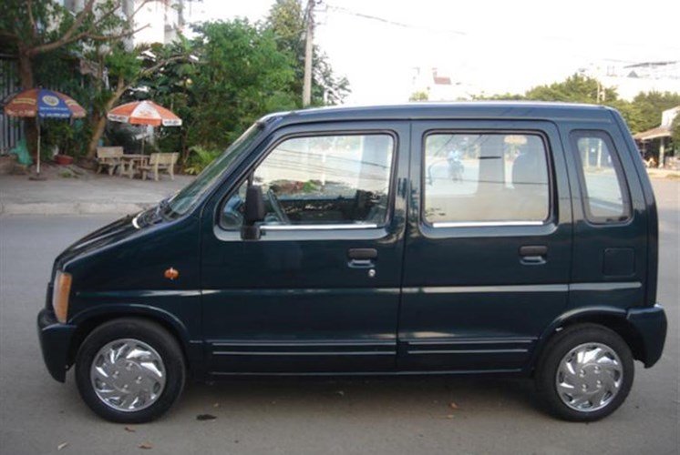 Suzuki Wagon R+ sở hữu động cơ xăng 4 xi-lanh 1.0l tương đối mạnh mẽ và tiết kiệm.