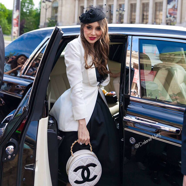 Deborah thường xuyên đăng ảnh chụp với xe Rolls-Royce.