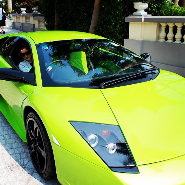 Đôi khi, bà xã của ông Hung còn đăng ảnh với những chiếc siêu xe Lamborghini...