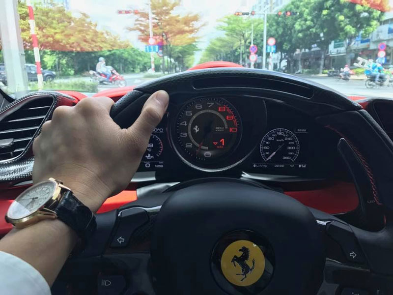 Cường đô la vừa sắm Ferrari 488 GTB màu xám độc nhất Việt Nam với giá khoảng 15 tỷ đồng.