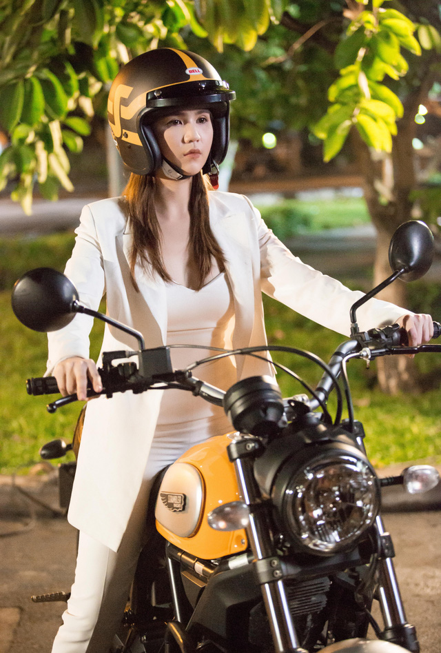Ngọc Trinh bên chiếc xe Ducati Scrambler Icon.