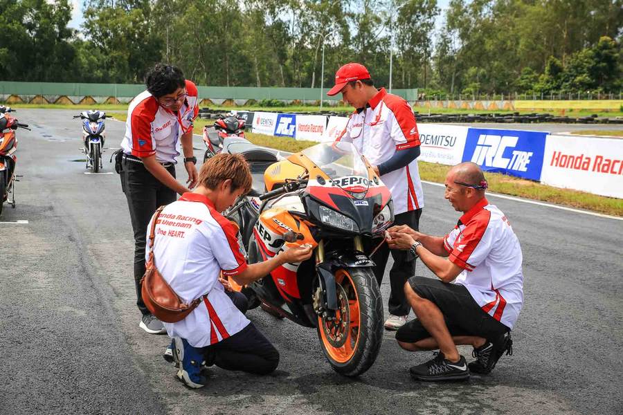 Các chuyên gia tư vấn đua xe đến từ Nhật Bản
