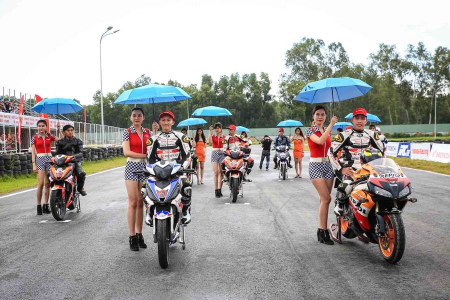 Bùi Duy Thông và Cao Việt Nam có mặt để cổ vũ các đồng đội tranh tài