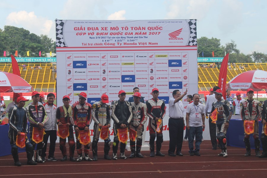 Các tay đua làm lễ khai mạc