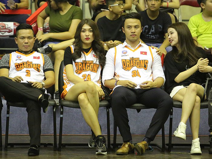 Á hậu Hoa hậu Hoàn vũ Việt Nam 2015 Lệ Hằng cũng đến xem trận đấu