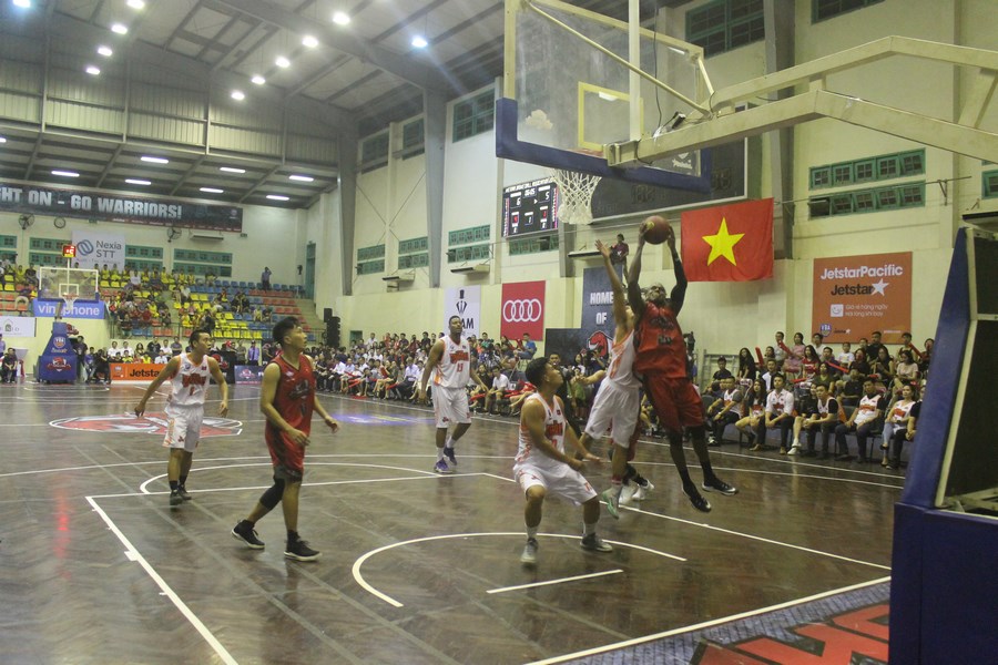Jaywuan Hill trong một pha bóng