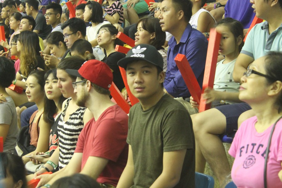 Rất đông khán giả đã đến cổ vũ trận đấu