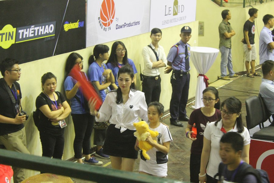 Á hậu Hoa hậu Việt Nam 2012 Dương Tú Anh cũng xuất hiện