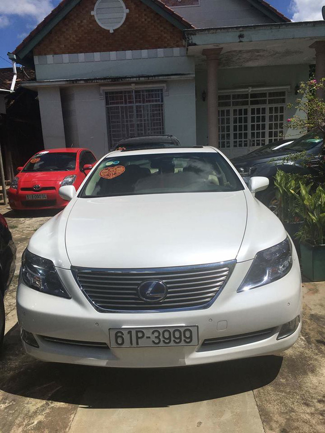 Lexus LS460L.