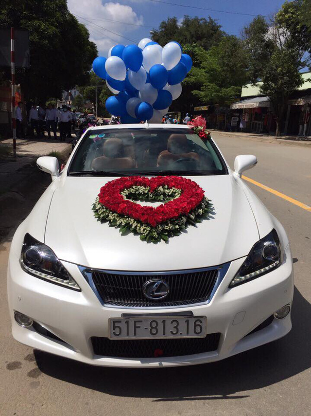 Xe rước dâu là chiếc Lexus IS 250C.