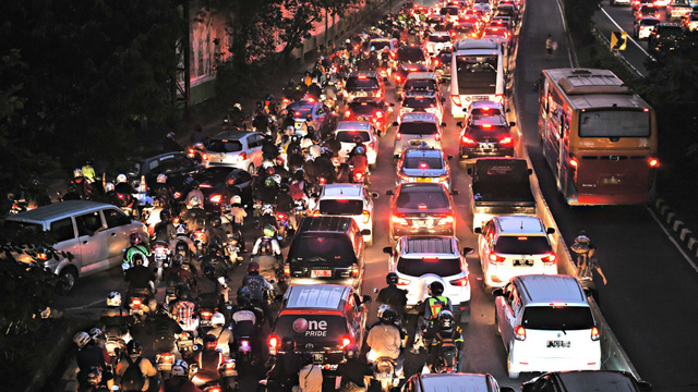 Giao thông Indonesia vẫn bị xe xăng dầu thống trị. 