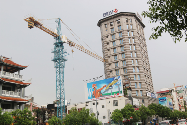 Hiện trường cần cẩu công trình va vào tòa nhà cao ốc.