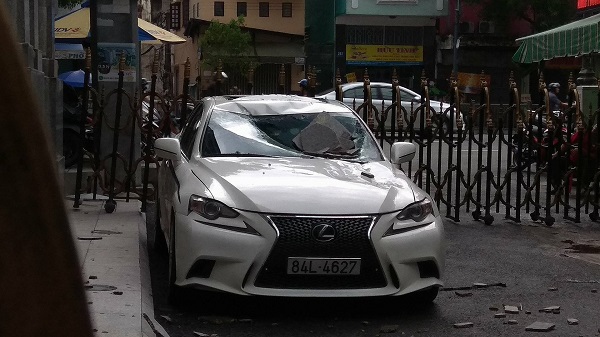 Mảnh đá văng tung tóe tại hiện trường