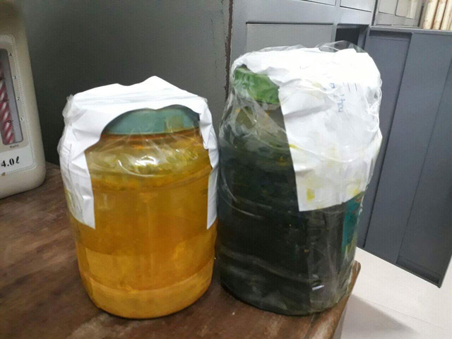 Trước đó, những lọ chất tạo màu được các đối tượng dùng để pha chế xăng giả.