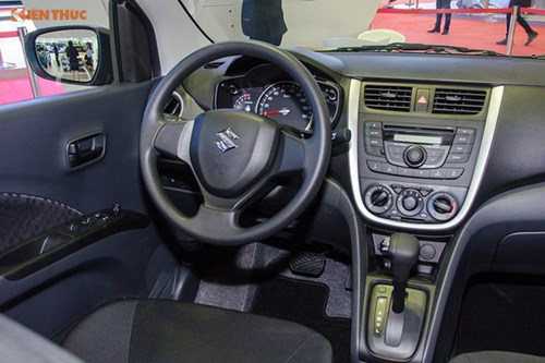 Khoang nội thất của Suzuki Celerio lại bị đánh giá là thua kém so với các đối thủ cùng phân khúc hiện nay. 