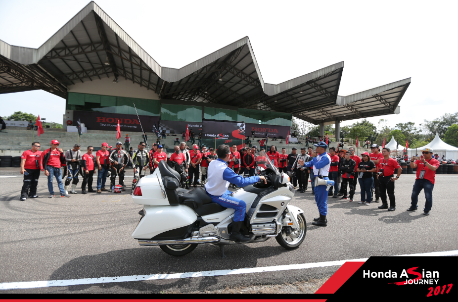 Các đoàn chăm chú quan sát và nghe hướng dẫn từ Hướng dẫn viên tại trường đua Melaka