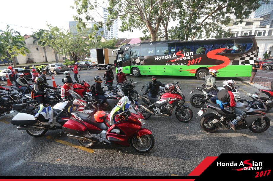 Đoàn tập trung xuất phát từ Melaka, chính thức bắt đầu hành trình 