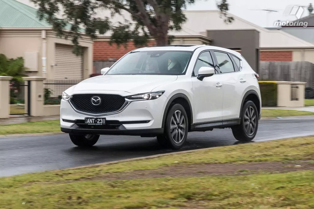 Mazda CX-5 cho người lái trải nghiệm lái xe tinh tế và thoải mái hơn với nhiều tính năng hỗ trợ lái.