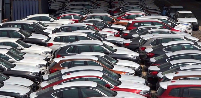 Rất nhiều chiếc xe BMW nằm dầm mưa dãi nắng tại cảng.