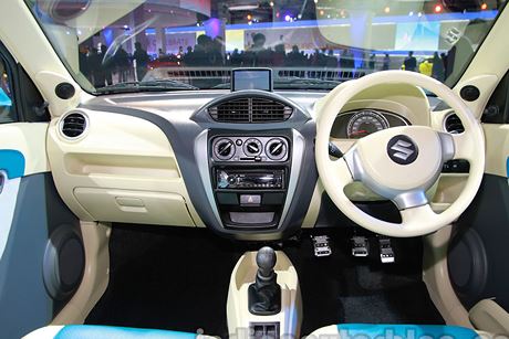 Nội thất xe được thiết kế đơn giản với ghế và nội thất bọc giả da, vô lăng không tích hợp nút bấm tiện ích.