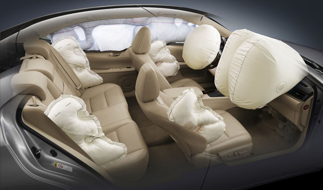 Bố trí các túi khí đầy đủ trên một chiếc sedan Toyota. Tuy nhiên, một vài xe Toyota tại Việt Nam chỉ có 2 túi khí phía trước.