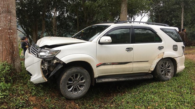 Chiếc Fortuner đâm vào gốc cây khiến phần đầu bị biến dạng. Ảnh: Nam Trung