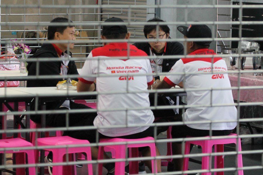 Các lãnh đạo của đội Yuzy Honda Vietnam Racing Team ngồi họp bàn sau chặng cuối cùng mùa giải ARRC 2017 tại Thái Lan hôm vừa rồi