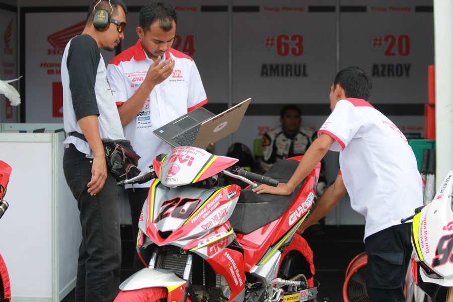 Các kỹ thuật viên theo dõi kỹ thuật chiếc Honda Winner 150 tại nội dung UB150
