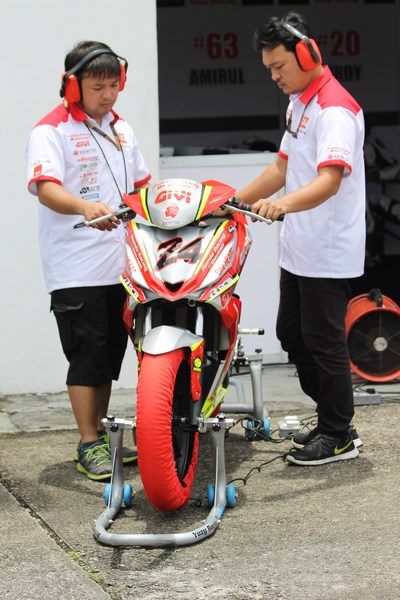 Honda Winner 150 nhận được chăm sóc kỹ lưỡng từ các kỹ thuật viên của Việt Nam và Malaysia