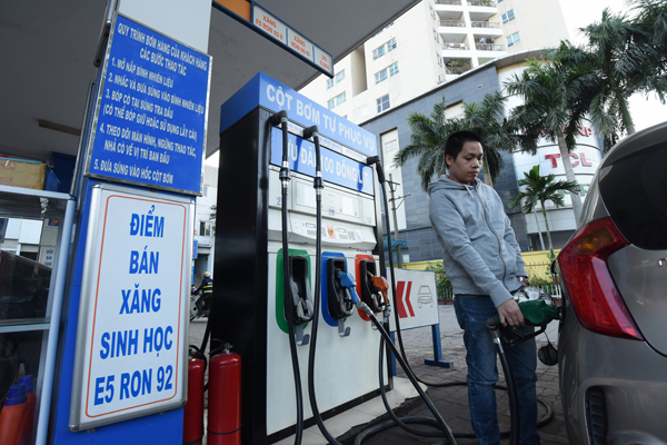 Anh Huy, chủ chiếc xe KIA Morning cho biết đã sử dụng xăng E5 khoảng nửa năm nay nhưng vẫn thấy không yên tâm vì chưa rõ có ảnh hưởng gì đến động cơ hay không