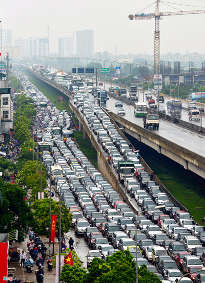 Số lượng xe hơi phát triển quá nhanh khiến nạn kẹt xe thêm trầm trọng.