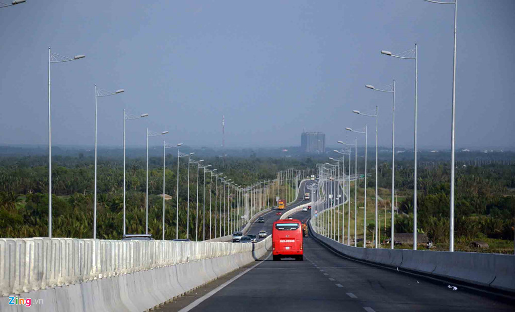 Nhiều người sở hữu xe hơi góp phần giãn dân khỏi trung tâm đô thị.
