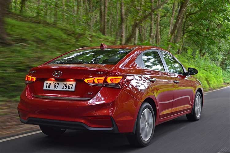 Hyundai Verna bản 2018 có giá bán rất hấp dẫn.