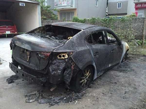 Chiếc xe Mazda3 ở Quảng Ninh bị cháy hoàn toàn.