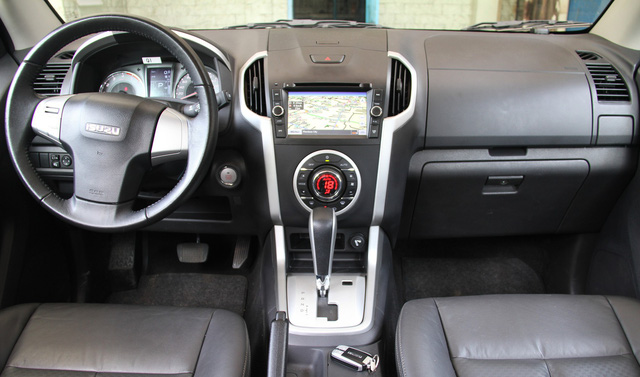 Nội thất xe Isuzu mu-X vẫn mang hơi hướng bán tải.