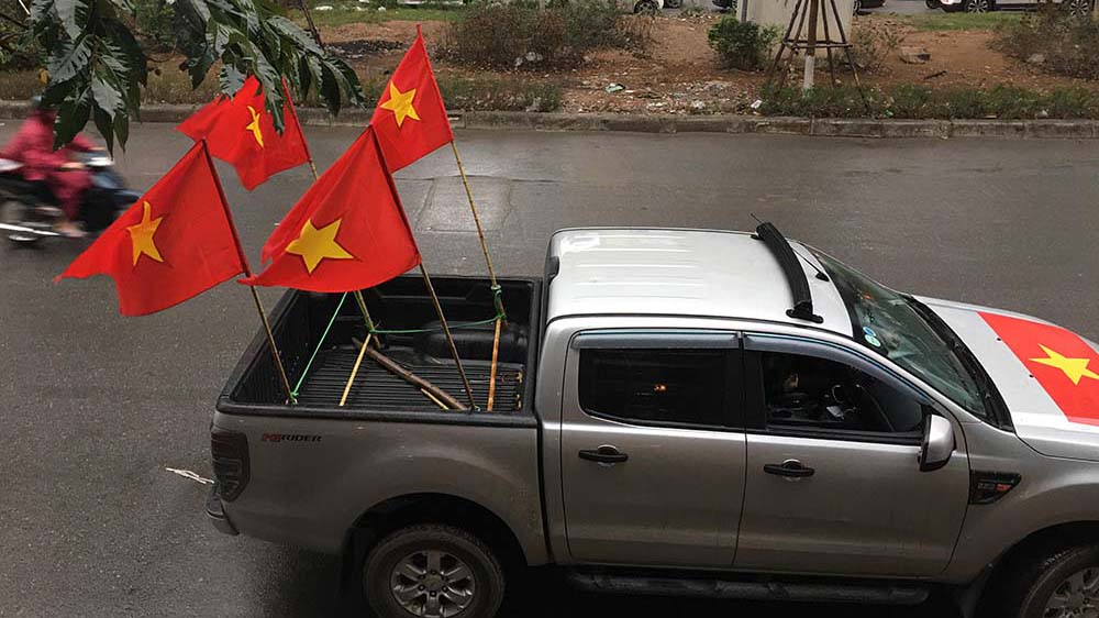 Ô tô được trang trí với những lá cờ Tổ quốc, sẵn sàng xuống đường cổ vũ cho đội tuyển U23 Việt Nam. 