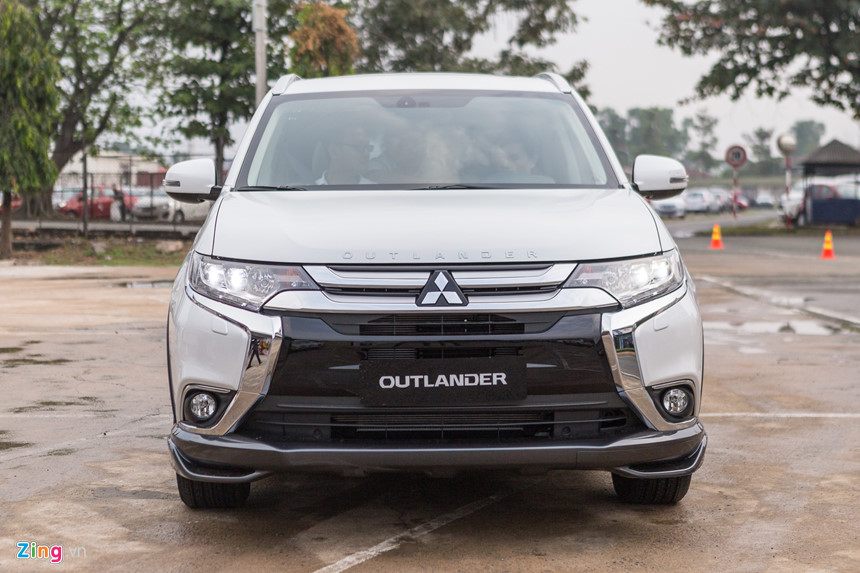 Mitsubishi Outlander lắp ráp trong nước giảm gần 200 triệu đồng so với bản nhập.