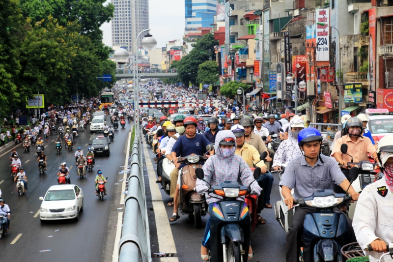 Cuối cùng, hãy ghi nhớ, nghỉ ngơi đúng mức, không được lái xe trong tình trạng mệt mỏi. Lái xe khi mệt mỏi cũng nguy hiểm không kém lái xe khi say rượu. Vì vậy, cho dù bạn đang trên hành trình xuyên Việt cùng gia đình hay đã kiệt sức sau nhiều ngày ăn mừng năm mới, hãy chắc chắn rằng bạn đã nghỉ ngơi đủ trước khi ngồi sau tay lái. Các nghiên cứu chỉ ra rằng, những người ngủ ít hơn 6-7 tiếng mỗi đêm có khả năng gây tai nạn cao hơn gấp đôi, trong khi những người ngủ ít hơn 5 giờ khiến nguy cơ này tăng lên gấp 4-5 lần.  Ông Phạm Văn Dũng, Tổng giám đốc Ford Việt Nam chia sẻ: “Tết nên là khoảng thời gian để mọi người ăn mừng và sum họp gia đình, hoàn toàn không nên là thời điểm của những bi kịch và mất mát. Đón năm mới trong bệnh viện là điều không một gia đình nào mong muốn. Ford Việt Nam muốn tiếp tục giúp người dân Việt Nam nâng cao nhận thức về lái xe an toàn và góp phần mang đến một dịp lễ Tết an toàn cho tất cả mọi người”.
