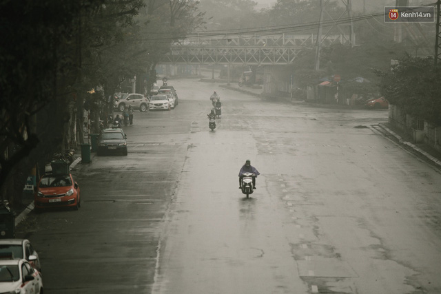 Và vắng vẻ lèo tèo vài người qua trong những ngày Tết