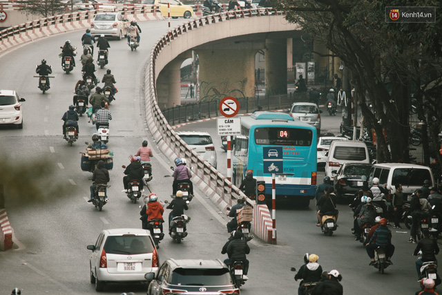 Đường lên cầu Chương Dương trước Tết náo nhiệt