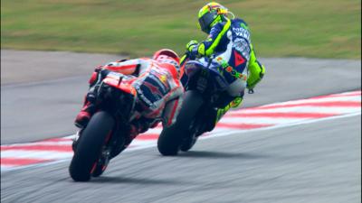 Rossi chỉ trích Marquez ngay trên đường đua bởi sự liều lĩnh của Marquez