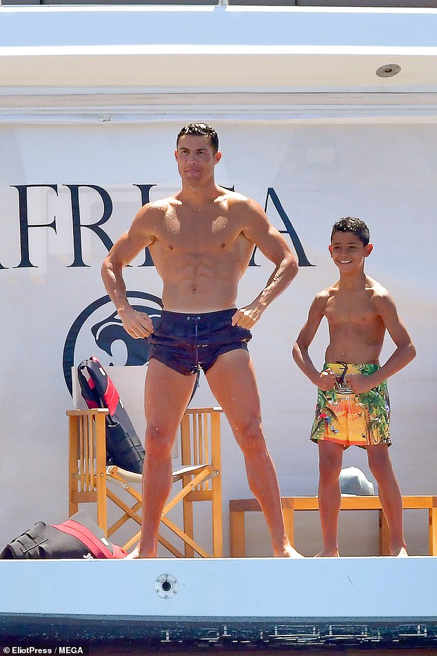 ronaldo, cr7, cristiano ronaldo, ronaldo và con trai, juventus, juve, ronaldo và bạn gái