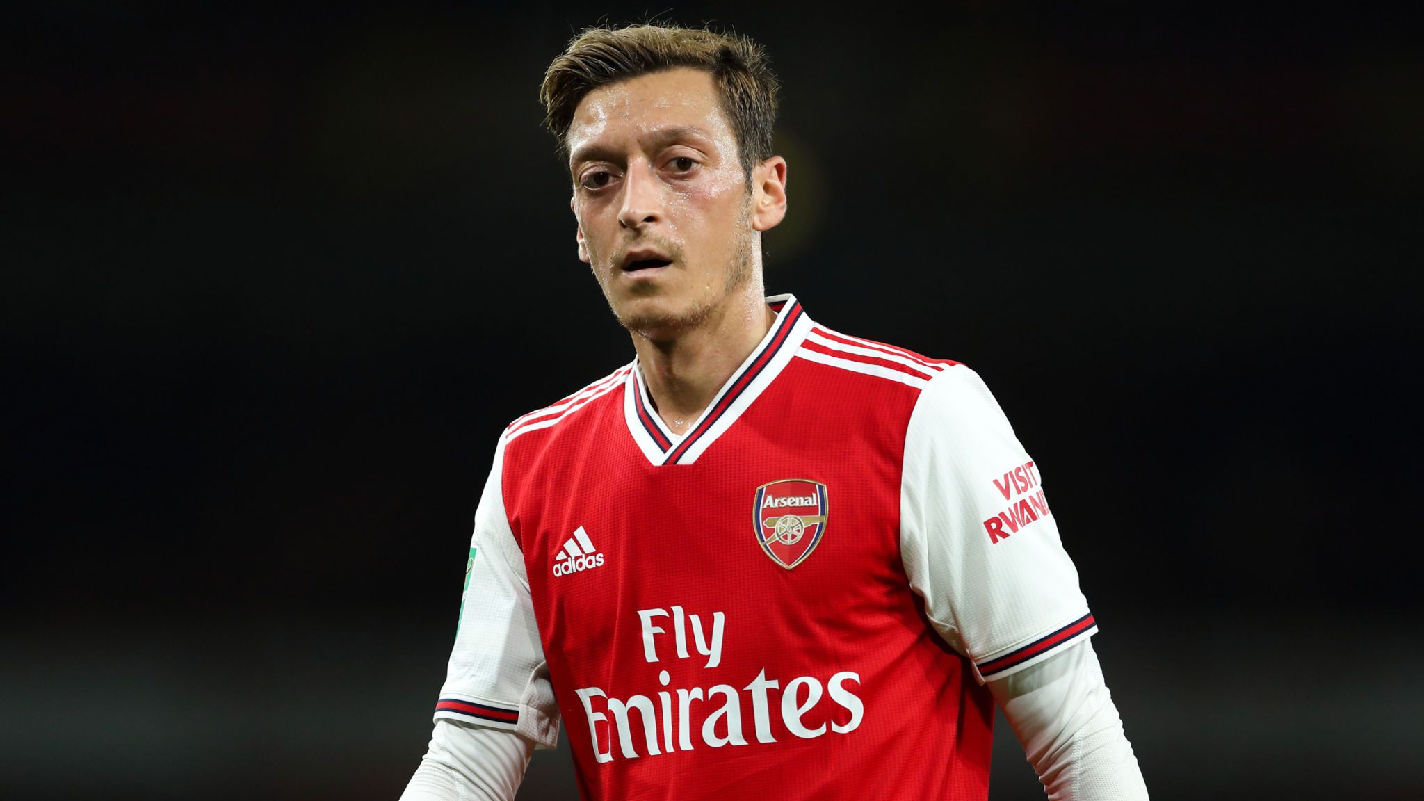 5. Mesut Ozil (Werder Bremen, Real Madrid, Arsenal) Mesut Ozil là người đứng thứ 5 trong danh sách với 168 pha kiến tạo trong 427 trận đấu ở thập kỷ qua. Sau khi bắt đầu sự nghiệp tại Schalke, Ozil chuyển đến Werder Bremen vào năm 2008 trước khi ký hợp đồng với Real Madrid vào tháng 8 năm 2010.  Ozil đã chơi 159 trận cho Los Blancos và đóng góp 80 pha kiến tạo, trước khi chuyển sang Arsenal vào năm 2013. Cho đến nay, cầu thủ sinh năm 1988 đã chơi 245 trận cho Pháo thủ, cung cấp 76 pha kiến tạo. 4. Luis Suarez (Ajax, Liverpool, Barcelona) Luis Suarez là tiền đạo cắm duy nhất lọt vào danh sách này, và thậm chí khiến nhiều người ngạc nhiên khi xếp trên cả Ozil. Từ năm 2010 đến 2019, chân sút người Uruguay đã có tổng cộng 171 pha kiến tạo trong 445 lần ra sân. Suarez chuyển đến Ajax vào năm 2007 và đó là nơi sự nghiệp của anh bắt đầu hình thành. Vào ngày cuối cùng của kỳ chuyển nhượng mùa đông năm 2011, Suarez đã hoàn thành việc chuyển đến Liverpool và gần 3 năm sau, anh gia nhập Barcelona. Cầu thủ 31 tuổi này cung cấp 47 pha kiến tạo trong màu áo Liverpool và tại Barcelona, anh đã vượt qua mốc 100 pha kiến tạo. Không ngoa khi nói rằng Suarez là một trong những tiền đạo toàn năng nhất thập kỷ qua với hơn 270 bàn thắng và 171 pha kiến tạo. 3. Thomas Muller (Bayern Munich) Thomas Muller chưa bao giờ chơi cho bất kỳ câu lạc bộ nào ngoài Bayern Munich. Nhà vô địch World Cup 2014 đã vượt qua mốc 500 lần ra sân cho Hùm xám xứ Bavaria, cung cấp 180 pha kiến tạo cho đến nay. Trong số đó, Muller có 172 lần kiến tạo trong thập kỷ từ 2010 đến 2019, giúp cầu thủ người Đức kết thúc ở vị trí thứ ba trong danh sách này. Muller cũng đã ghi tới 190 bàn cho Bayern Munich cho đến nay, và là một trong những cầu thủ tấn công hay nhất trong bóng đá hiện đại. 2. Angel di Maria (Benfica, Real Madrid, Manchester United, Paris Saint Germain) Ngôi sao người Argentina, Angel di Maria đã chơi ở 4 câu lạc bộ khác nhau trong giai đoạn 2010 và 2019 nhưng phong độ của anh ấy vẫn ổn định trong suốt thập kỷ qua, được chứng minh bằng 188 kiến tạo trong thời gian này. Di Maria chơi cho Benfica từ năm 2007 đến 2010, sau đó anh chuyển đến Real Madrid. Bốn năm sau, anh chuyển đến Manchester United và một năm sau, Paris Saint Germain ký hợp đồng với anh. Cầu thủ 31 tuổi này đã lần lượt đóng góp 85, 81 và 12 pha kiến tạo cho Real Madrid, Paris Saint Germain và Manchester United. 1.	Lionel Messi (Barcelona) Với 205 pha kiến tạo trong 521 trận đấu trong thập kỷ này, Messi không có đối thủ trong thập kỷ qua. Đương kim QBV cũng là cầu thủ duy nhất chạm mốc 200 pha kiến tạo trở lên trong khoảng thời gian từ 2010 đến 2019.  Messi cũng kết thúc với tư cách là cầu thủ ghi bàn nhiều nhất trong thập kỷ qua với 369 bàn thắng - nhiều hơn 34 bàn so với “đại kình địch” Cristiano Ronaldo, người đã kết thúc 10 năm qua với 335 bàn thắng.