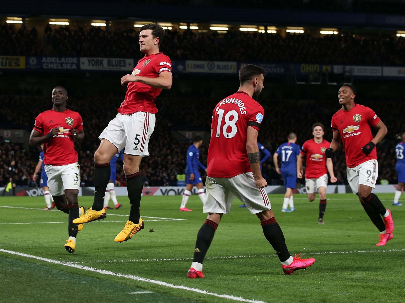 Harry Maguire đánh đầu từ quả đá phạt góc của Bruno Fernandes để nhân đôi cách biệt cho Man Utd