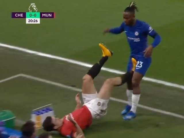 Chelsea 0-2 MU, Kết quả Chelsea vs MU, Kết quả Ngoại hạng Anh, Chelsea, MU, Maguire, thẻ đỏ, VAR