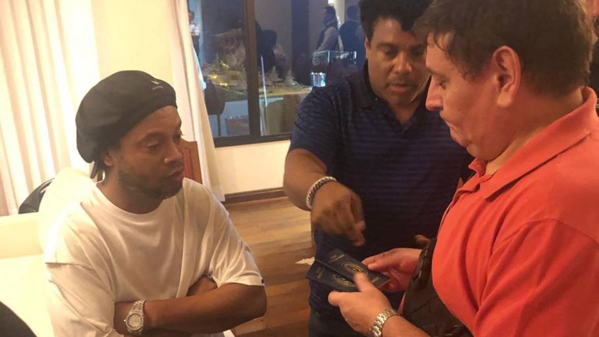 Ronaldinho, Brazil, Barca, Ronaldinho bị bắt